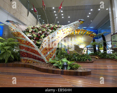 L'Aeroporto Changi di Singapore interno arte scultura di fiori di orchidea Foto Stock