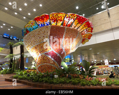 L'Aeroporto Changi di Singapore interno arte scultura di fiori di orchidea Foto Stock