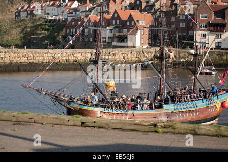 Il capitano Cook nave della corteccia si sforzano a Whitby Foto Stock