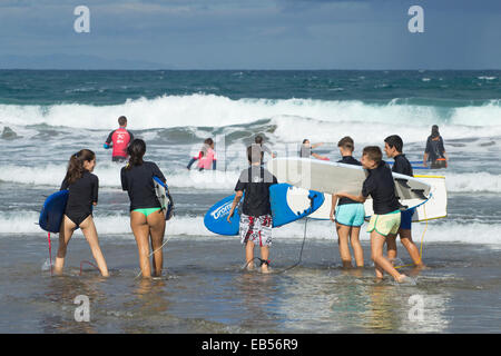 Una delle molte scuole di surf a La Cicer sulla spiaggia cittadina, Playa de Las Canteras, a Las Palmas di Gran Canaria Isole Canarie Spagna Foto Stock