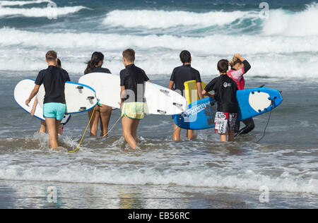 Una delle molte scuole di surf a La Cicer sulla spiaggia cittadina, Playa de Las Canteras, a Las Palmas di Gran Canaria Isole Canarie Spagna Foto Stock