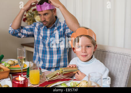 Ritratto di padre e figlio in party hat Foto Stock