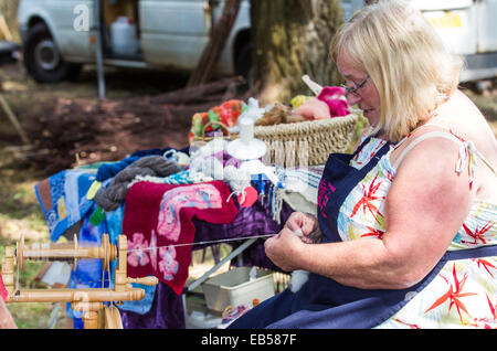 Una immagine colorata di una filatura della lana dimostrazione presso il canale Leighton-Linslade Festival, 2014 Foto Stock