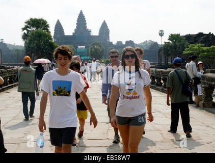 Phnom Penh Cambogia. 26 Nov, 2014. I turisti a piedi a Angkor Wat in Siem Reap provincia, Cambogia, su nov. 26, 2014. Cambogia Angkor Wat, uno dei siti del Patrimonio Mondiale, ha conseguito un fatturato lordo di 47,3 milioni di dollari USA di vendite di biglietti nei primi dieci mesi del 2014, l'autorità Apsara, che è responsabile della protezione e della gestione del sito, ha detto Mercoledì. © Sovannara/Xinhua/Alamy Live News Foto Stock