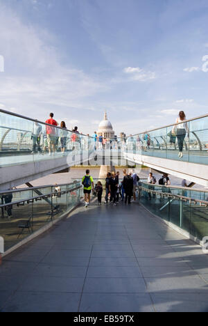 Londra 20 Ago 2013 : il Millennium Bridge occupato con pedoni che attraversano il fiume Tamigi prima la Cattedrale di St Paul, città di L Foto Stock