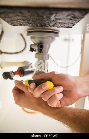 Plumber il fissaggio al di sotto del lavello Foto Stock