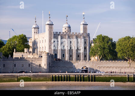 Londra 20 Ago 2013 : La Torre di Londra visto dalla riva sud del fiume Tamigi Foto Stock