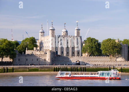 Londra 20 Ago 2013 : Città crociere in barca sul fiume che passa al di sotto della Torre di Londra Foto Stock