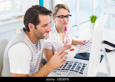 Due gli editor di foto sul posto di lavoro Foto Stock