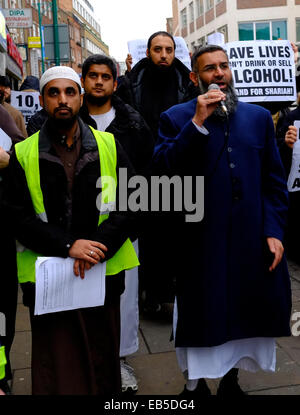 Londra, Regno Unito. 13 dicembre, 2013. Foto di Abu Rumaysah , Anjem Choudary e abu Baraa a Brick Lane anti alcol protesta. Credito: Rachel Megawhat/Alamy Live News Foto Stock