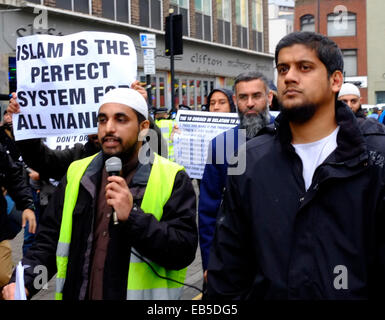 Londra, Regno Unito. 13 dicembre, 2013. Foto di Abu Rumaysah , Anjem Choudary e abu Baraa a Brick Lane anti alcol protesta. Credito: Rachel Megawhat/Alamy Live News Foto Stock