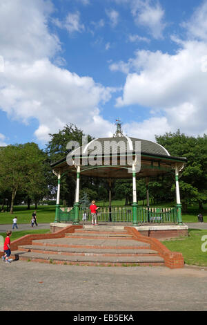 Bandstand a Maria Stevens Park, Stourbridge, West Midlands, England, Regno Unito Foto Stock