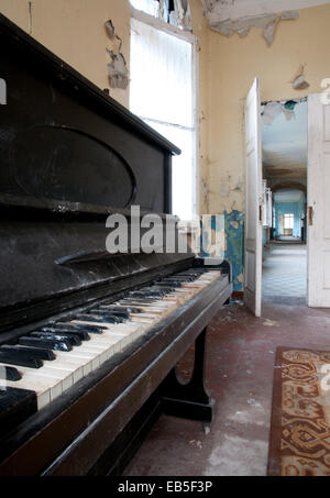 Vecchio pianoforte in Beelitz Heilstaetten ex ospedale TB, luogo abbandonato nei pressi di Berlino Foto Stock