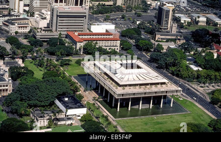 Una veduta aerea della singolare Hawaii State Capitol Building in downtown Honolulu, Hawaii, USA, mostra la sua pendenza tetto interno che assomiglia a quella di un vulcano. Foto Stock