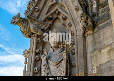 Grottesche, Statue e decorativi in pietra il lavoro sulla Chiesa Universitaria di St Mary Foto Stock