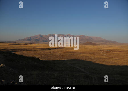 Monte Brandberg si illumina di rosso nella luce della sera al tramonto, in Damaraland, northwestern Namib Desert, Namibia. Foto Stock