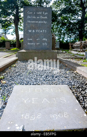 William Butler e George Yeats tomba in Drumcliff, Co. Slico, Irlanda Foto Stock