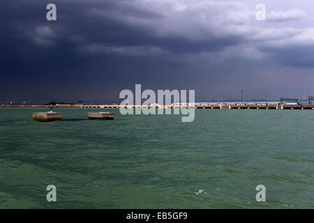 Laguna Veneta, Via Liberta Bridge e un treno sotto il cielo scuro, Venezia, Italia Foto Stock