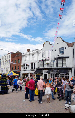 Stourbridge centro città durante il carnevale a Stourbridge (parte del Black Country Festival), West Midlands, England, Regno Unito Foto Stock