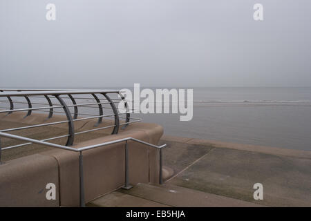 Blackpool, Regno Unito. 26 Novembre, 2014. Dopo un inizio bagnato i giorni meteo ha continuato con sordo e condizioni di umidità con il lungomare quasi deserte di visitatori Credito: Gary Telford/Alamy live news Foto Stock