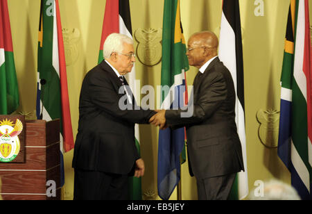 Nov. 26, 2014 - Pretoria, Pretoria, Sud Africa - il presidente palestinese Mahmoud Abbas parla durante un giunto media briefing con il Presidente sudafricano Jacob Zuma, presso la Union Building a Pretoria, Sud Africa, mercoledì nov. 26, 2014. Abbas è su una tre giorni di visita di stato in Sud Africa, dove ha incontrato il presidente Jacob Zuma (credito Immagine: © Thaer Ganaim APA/images/ZUMA filo) Foto Stock