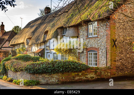 Una fila di graziosi cottage con tetto in paglia in monaci Risborough vicino a Princes Risborough Inghilterra su una fine soleggiato inverni pomeriggio. Foto Stock
