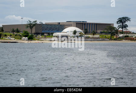 La facciata della convenzione moderna o conference center building in Sipopo vicino alla città capitale di Malabo, Guinea Equatoriale, Africa Foto Stock