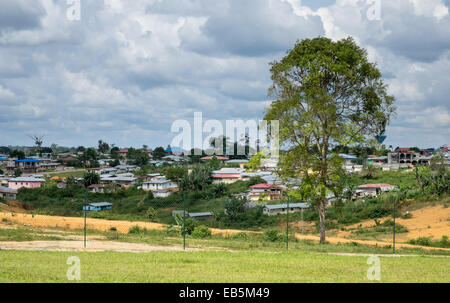 Case residenziali e baracche nella città di Mongomo, Guinea Equatoriale in Africa Foto Stock