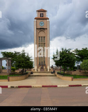 La torre dell Orologio e statue del presidente e del capo di stato nella sua città natale di Mongomo, Guinea Equatoriale in Africa Foto Stock