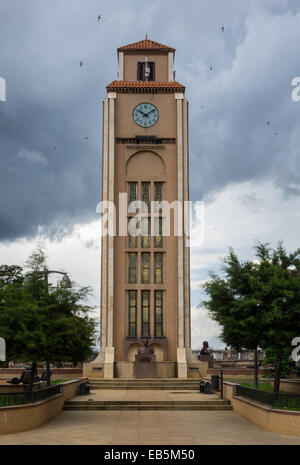 La torre dell Orologio e statue del presidente e del capo di stato nella sua città natale di Mongomo, Guinea Equatoriale in Africa Foto Stock