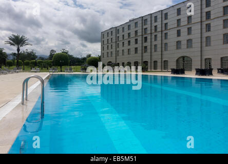 La piscina di un Hotel Hilton nella città capitale di Malabo, Guinea Equatoriale, Africa Foto Stock