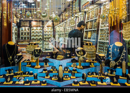 Gioielli in oro visualizzati in una finestra del negozio. Souk Muttrah, Muscat Oman. Foto Stock