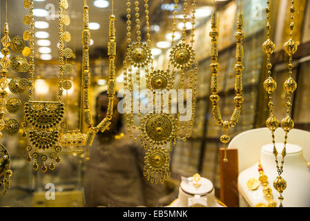 Gioielli in oro visualizzati in un negozio. Souk Muttrah, Muscat Oman. Foto Stock