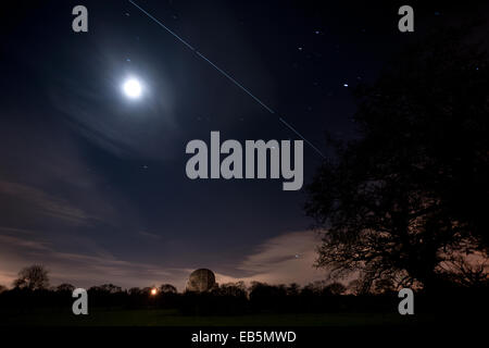 Il Iinternational Space Station effettua un sorpasso su Jodrell Bank radio telescopio nel Cheshire 10/04/14. Foto Stock