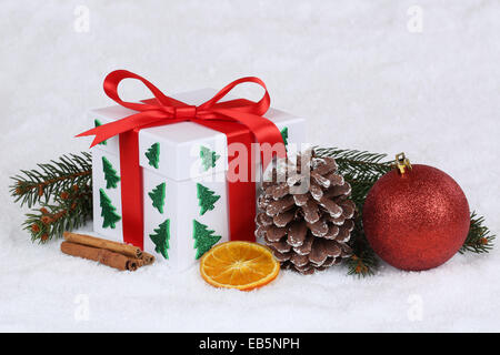 Regalo di natale Scatola con neve e decorazione Foto Stock