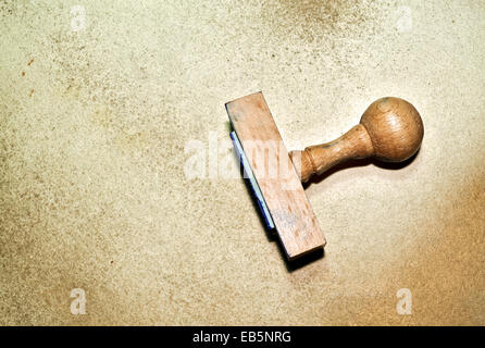 Legno timbro di gomma su una schifezza sfondo della carta Foto Stock