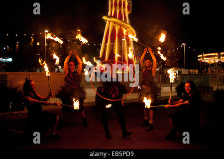 Edimburgo, Scozia, Regno Unito. 26 Novembre, 2014. Edimburgo basato PYROCELTICA prendere per il ghiaccio in St Andrew Square per visualizzare in anteprima il loro Fiery St Andrew's Day-ispirato le prestazioni. Fare fuoco e ghiaccio mix? Sì! Sant'Andrea celebrazioni della Giornata (28 novembre - 30 novembre). St Andrew's Day (30 novembre) è un tempo per tutti in Scozia e in quelli con una connessione scozzese per celebrare la Scozia il suo popolo e storia, come pure il nostro tradizionale e la cultura contemporanea e fantastico cibo e bevande. Foto Stock