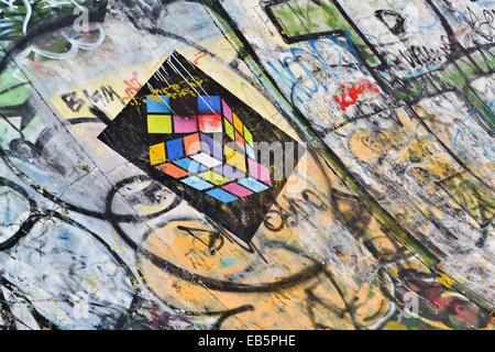 Imponente muro di graffiti in skate park Foto Stock