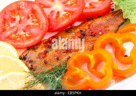 Pesce affumicato con verdure fresche sulla piastra. Foto Stock