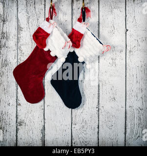 Calza di Natale appeso contro il legno rustico sfondo Foto Stock