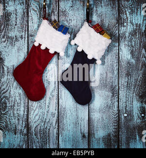 Calza di Natale appeso contro il legno rustico sfondo Foto Stock