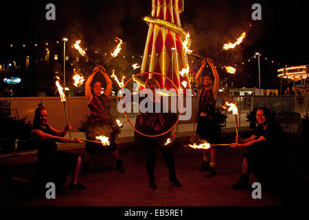 Edimburgo, Scozia, Regno Unito. 26 Novembre, 2014. Edimburgo basato PYROCELTICA prendere per il ghiaccio in St Andrew Square per visualizzare in anteprima il loro Fiery St Andrew's Day-ispirato le prestazioni. Fare fuoco e ghiaccio mix? Sì! Sant'Andrea celebrazioni della Giornata (28 novembre - 30 novembre). St Andrew's Day (30 novembre) è un tempo per tutti in Scozia e in quelli con una connessione scozzese per celebrare la Scozia il suo popolo e storia, come pure il nostro tradizionale e la cultura contemporanea e fantastico cibo e bevande. Foto Stock