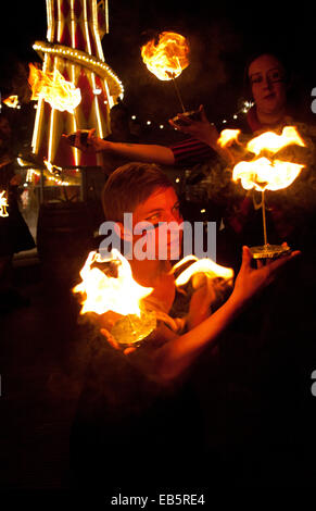 Edimburgo, Scozia, Regno Unito. 26 Novembre, 2014. Edimburgo basato PYROCELTICA prendere per il ghiaccio in St Andrew Square per visualizzare in anteprima il loro Fiery St Andrew's Day-ispirato le prestazioni. Fare fuoco e ghiaccio mix? Sì! Sant'Andrea celebrazioni della Giornata (28 novembre - 30 novembre). St Andrew's Day (30 novembre) è un tempo per tutti in Scozia e in quelli con una connessione scozzese per celebrare la Scozia il suo popolo e storia, come pure il nostro tradizionale e la cultura contemporanea e fantastico cibo e bevande. Foto Stock