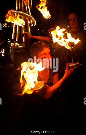 Edimburgo, Scozia, Regno Unito. 26 Novembre, 2014. Edimburgo basato PYROCELTICA prendere per il ghiaccio in St Andrew Square per visualizzare in anteprima il loro Fiery St Andrew's Day-ispirato le prestazioni. Fare fuoco e ghiaccio mix? Sì! Sant'Andrea celebrazioni della Giornata (28 novembre - 30 novembre). St Andrew's Day (30 novembre) è un tempo per tutti in Scozia e in quelli con una connessione scozzese per celebrare la Scozia il suo popolo e storia, come pure il nostro tradizionale e la cultura contemporanea e fantastico cibo e bevande. Foto Stock