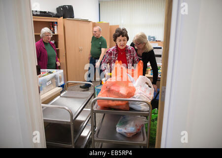 I volontari a Epsom and Ewell Foodbank, donazioni di cibo per le famiglie che soffrono di difficoltà finanziarie, Surrey, England, Regno Unito Foto Stock