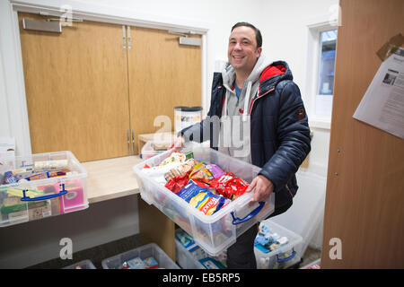 I volontari a Epsom and Ewell Foodbank, donazioni di cibo per le famiglie che soffrono di difficoltà finanziarie, Surrey, England, Regno Unito Foto Stock
