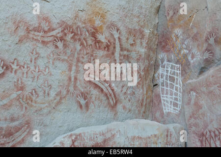 Stampata grotta Aborigena Arte a Carnarvon Gorge, Queensland, Australia, raffiguranti le mani, reti, boomerang e UEM i piedi Foto Stock