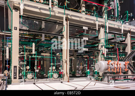 Modello in scala di una unità di cracking nel guscio di una raffineria di petrolio Foto Stock