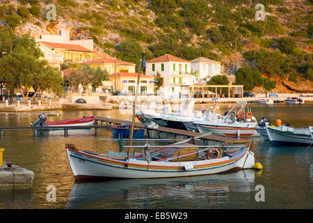 Frikes, Itaca, Isole Ionie, Grecia. Vista sul porto di sunrise. Foto Stock