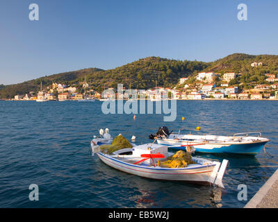 Vathi, Itaca, Isole Ionie, Grecia. Vista sul porto, barche da pesca in primo piano. Foto Stock